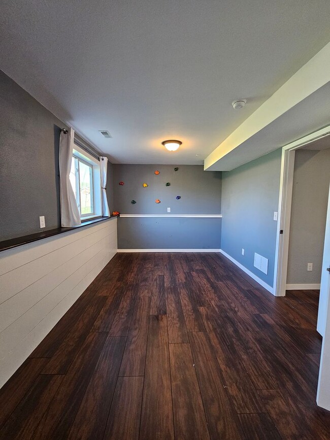 Building Photo - 3 BED | 3 BATH | SPLIT FOYER HOME | GARAGE