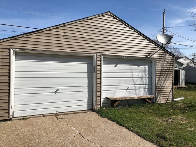 Building Photo - Check this Lovely 2-Bedroom Home!