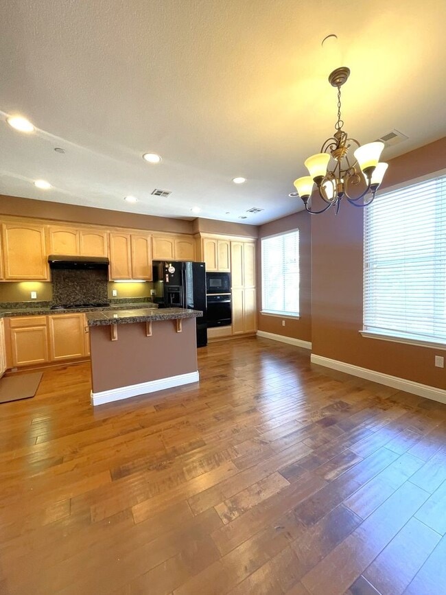 Building Photo - Stunning 3 Bedroom 2.5 Bath Town Home in p...