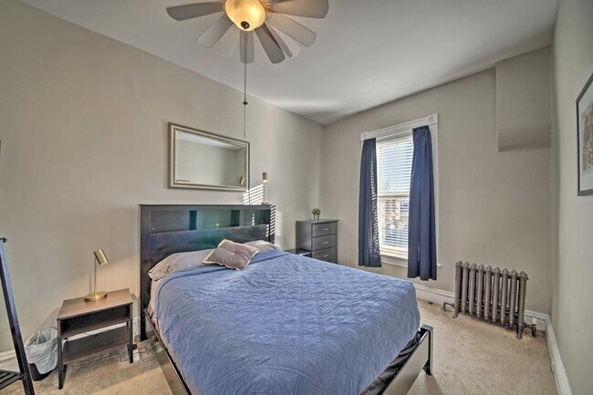 Building Photo - Surprisingly Spacious Apartment with ALL u...
