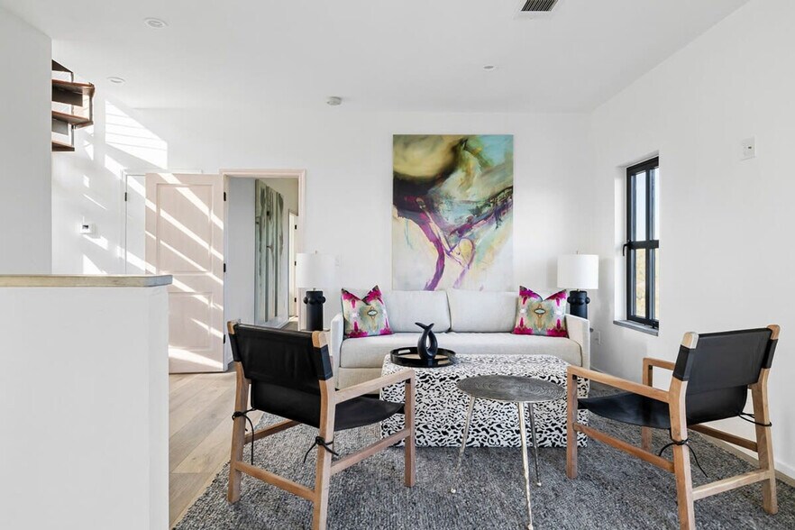 Building Photo - 2701 Bumble Bee Dr