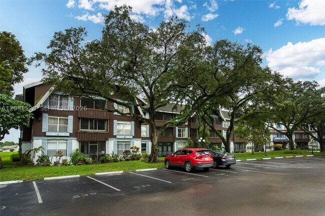 Building Photo - 3710 Inverrary Dr
