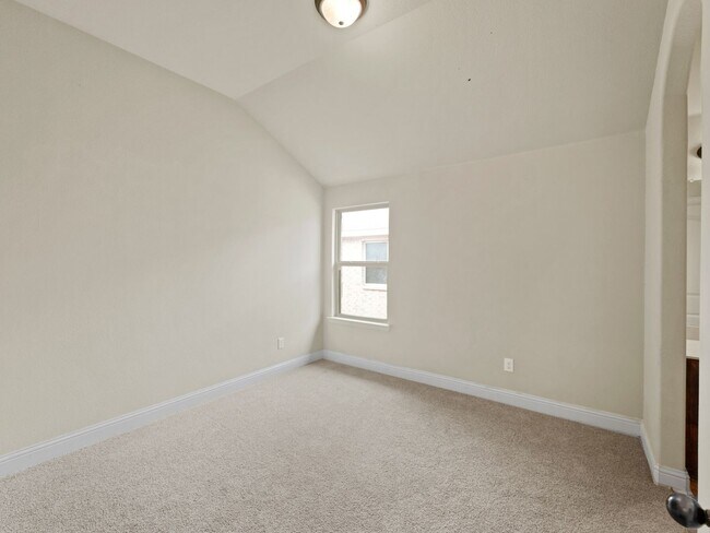 Building Photo - 5 Bedroom Single Family in Heartland