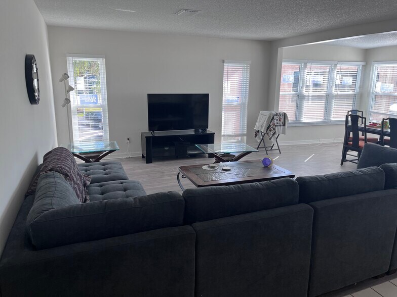 Building Photo - 213 Buttonwood Cir