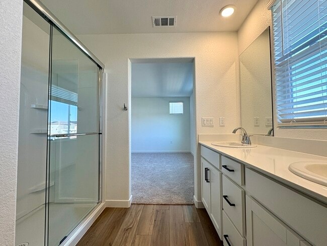 Building Photo - Beautiful Brand New SOLAR 3 bedroom 2.5 Bathroom Just Built in Lincoln CA!