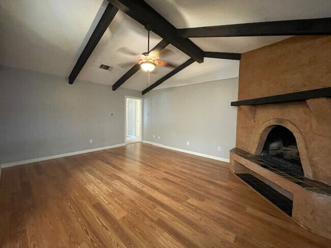 Building Photo - 220 Shady Lake Dr