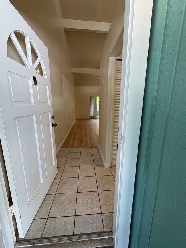 Building Photo - $3,000 / 2-BR / 2-BATH Townhouse with 1 pa...