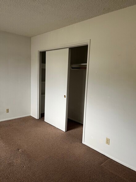 Large closet with extra shelves on both ends - 513 28th St