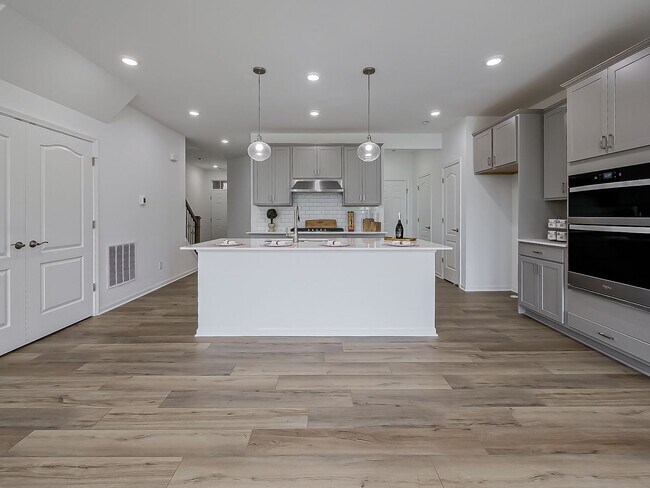 Building Photo - AVAILABLE NOW! Modern Comfort Meets Everyd...