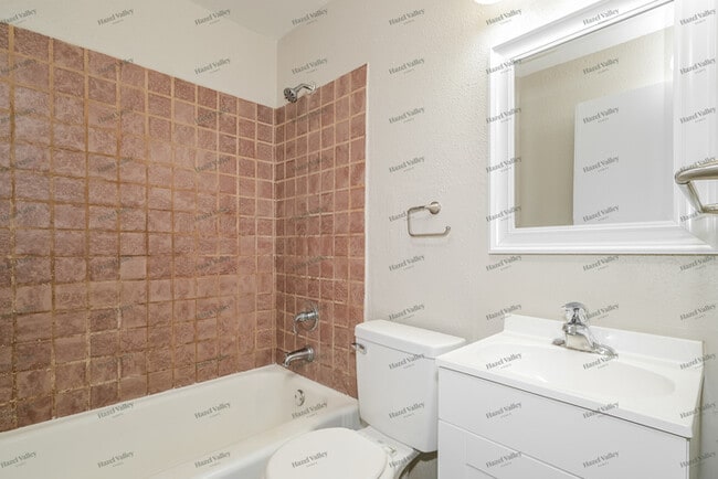 Building Photo - 1213 Addison Dr