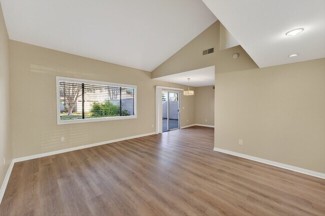 Building Photo - 3 Bedroom Townhome: Prime Location with Pool, Clubhouse and More!