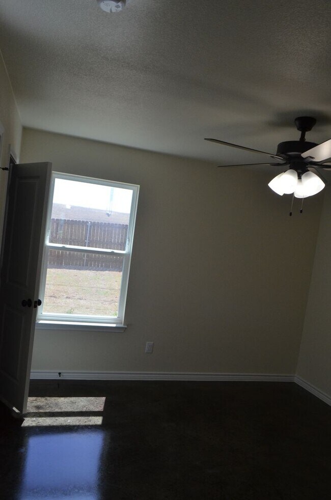 Building Photo - 989 Cline Dr