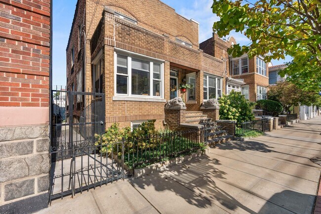 Building Photo - 2811 Summit Ave
