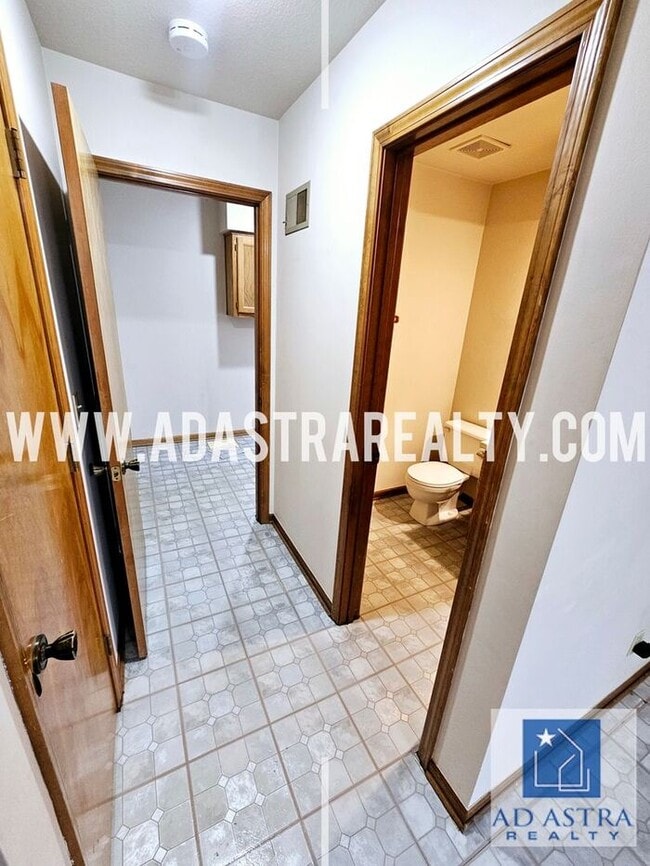 Building Photo - Beautiful Updated Duplex in Grandview-Available in MAY!!