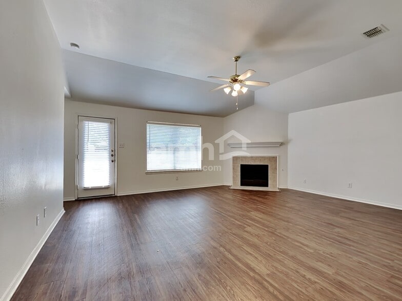 Building Photo - 2923 Tanglebrook Dr