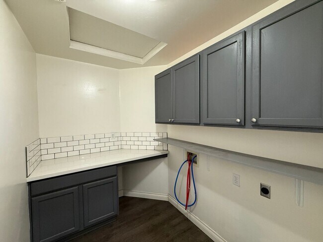 Building Photo - 10919 Golden Valley Dr