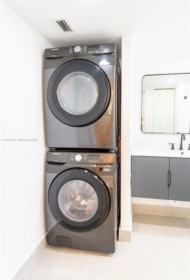 Building Photo - 1750 NE 191st St