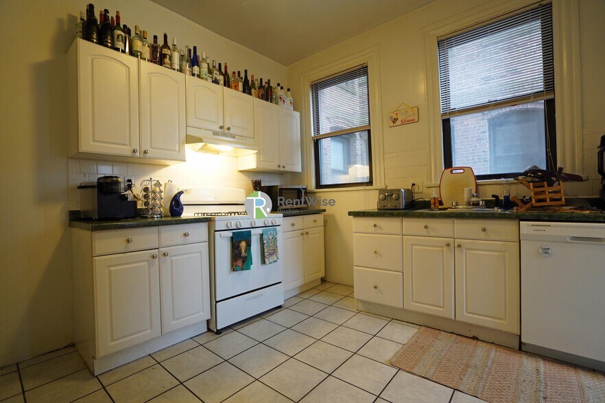 Building Photo - 72 Gardner St