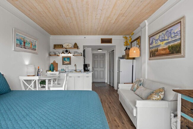 Building Photo - 214 Miracle Strip Pkwy SW