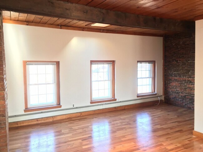 Building Photo - Large studio loft with laundry in unit