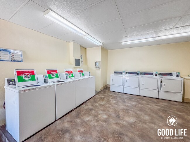Building Photo - SD: Spacious 2BD/2BA Condo in Hillcrest with Private Balcony, Community Pool & Tennis Court