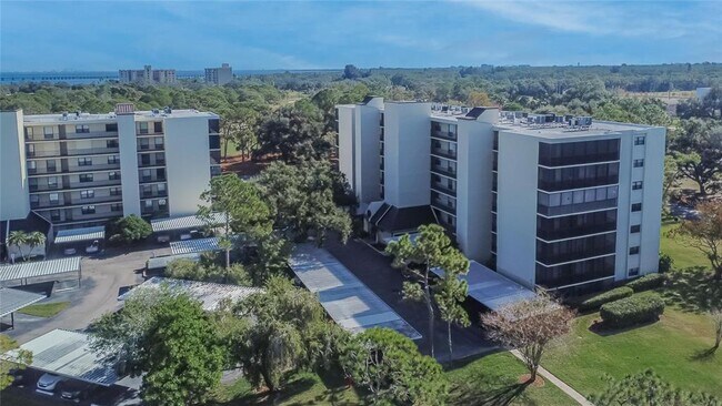 Building Photo - 2900 Cove Cay Dr