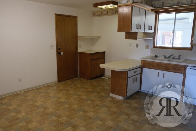 Building Photo - West Valley Tri-Plex, Washer/Dryer & Utili...