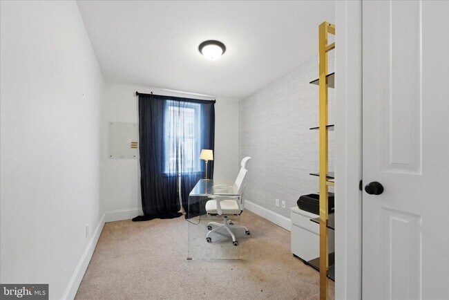 Building Photo - 1902 E Hagert St