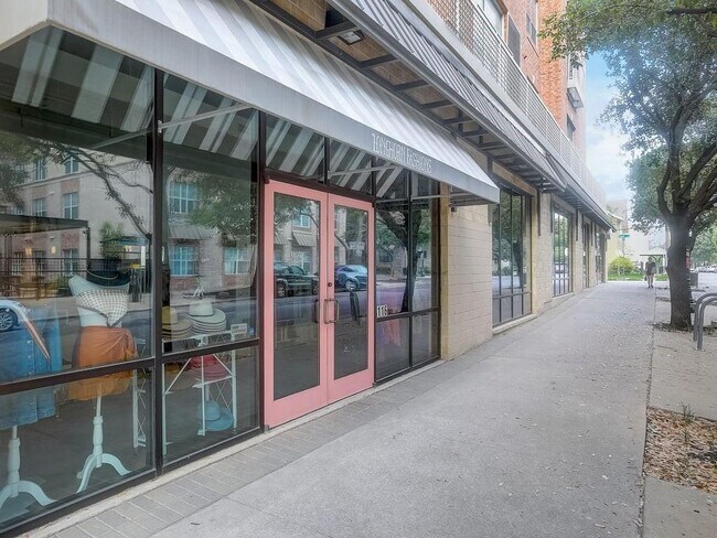 Building Photo - 711 W 21st St