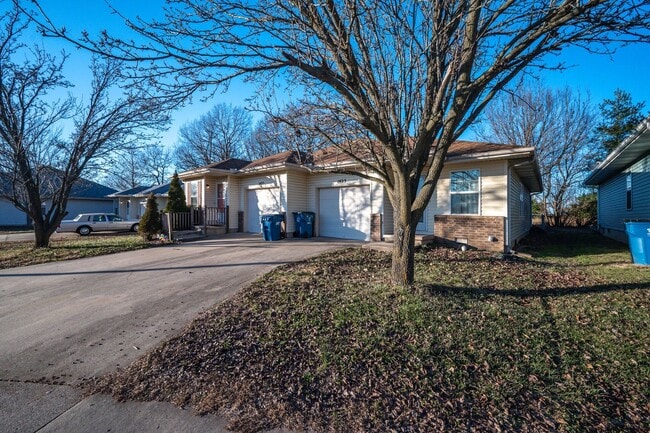 Building Photo - Leasing