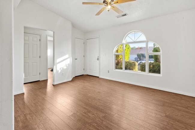 Building Photo - Tri-Plex for Rent