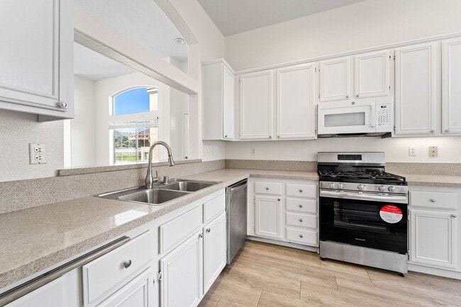Building Photo - Charming 2 Bed | 2 Bath Single-Story Home with Golf Course Views!
