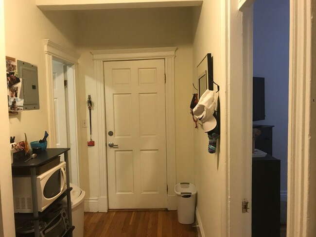 Building Photo - Nicely renovated 2 bed next to the Green L...