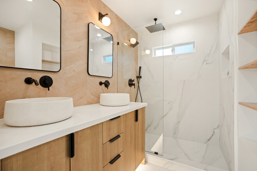 Primary bathroom - 8300 Sedan Ave