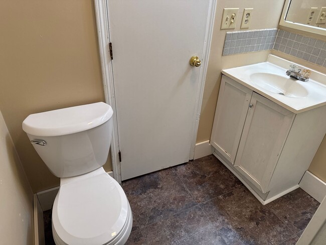 Building Photo - 3 Bedroom 2 Bath in Republic!  $1295