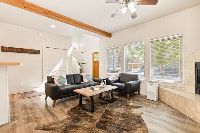 Building Photo - Charming, Furnished 3 bedroom Home w/ Garage