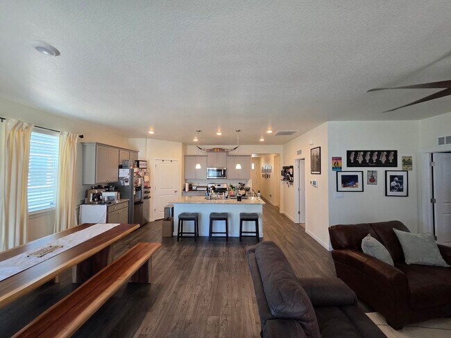 Building Photo - Beautiful Newer Build 3 Bedroom Home in Be...