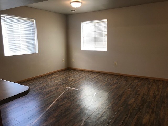 Building Photo - 1409 E Sioux Ave
