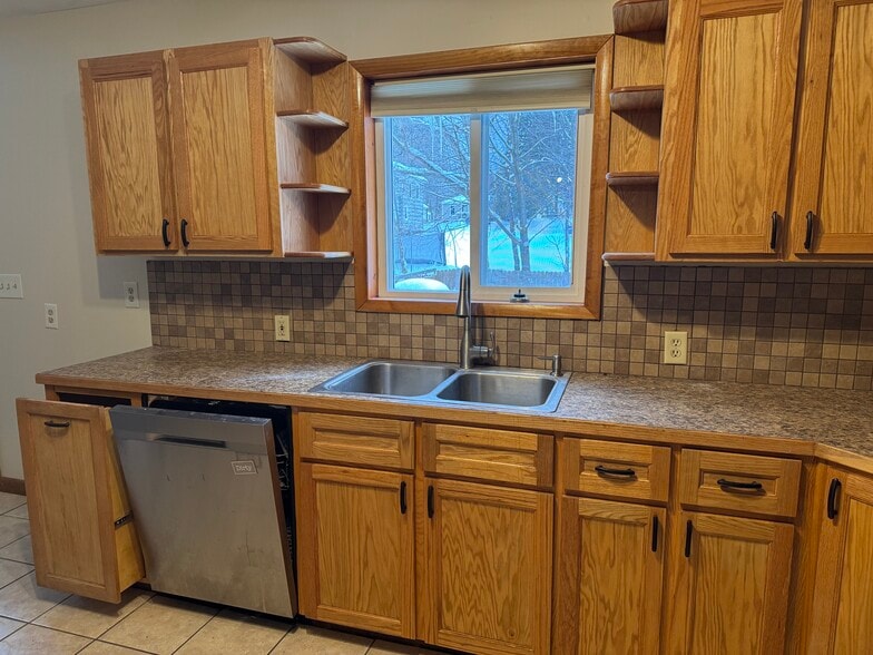 Building Photo - 285 1/4 Walnut St