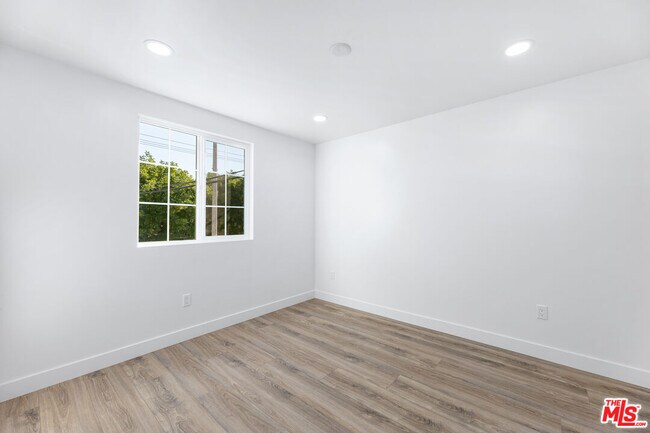 Building Photo - 498 E 52nd St
