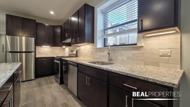 Building Photo - 3 bedroom in EVANSTON IL 60202