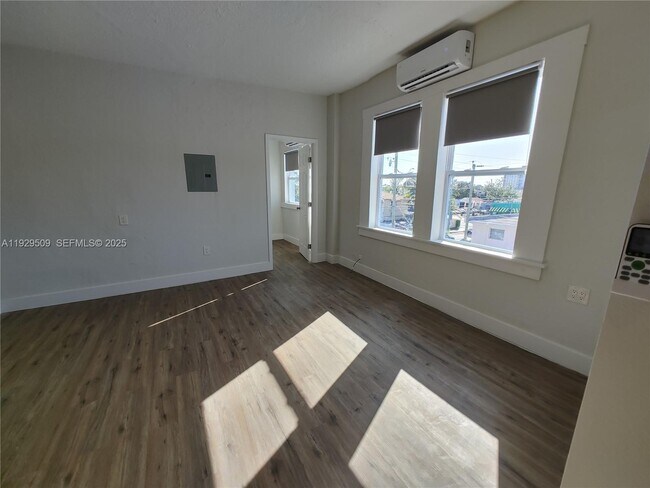 Building Photo - 1629 SW 6th St