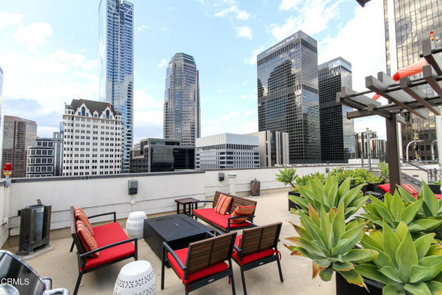 Building Photo - 655 S Hope St