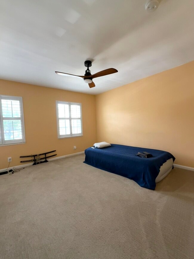 Building Photo - 409 N Cypress Dr