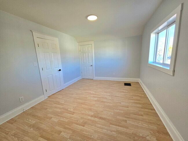 Building Photo - 324 Rosewood Ave