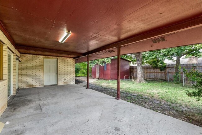 Building Photo - 8630 Valley S Dr