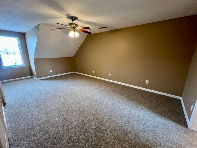 Building Photo - 3 Bedroom 2.5 Bath Home in Oxford Hall - South Murfreesboro *New Carpet*