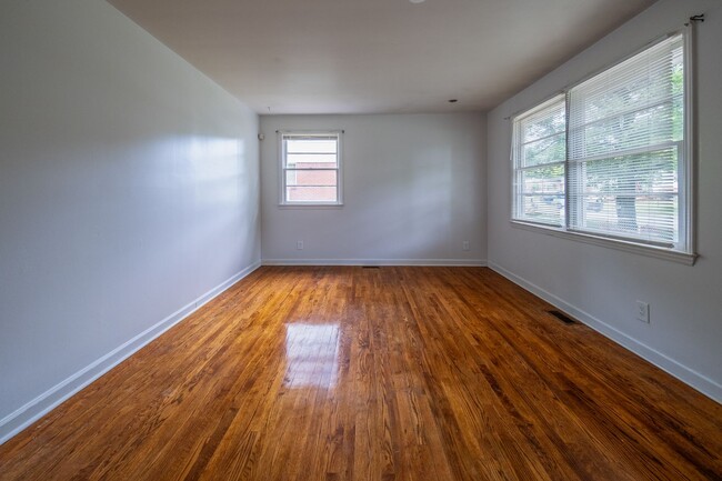 Building Photo - 3-bedroom, 1-bath home with a fenced-in yard, located on Guerrant Street in Greensboro