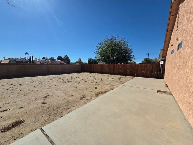 Building Photo - New Listing!