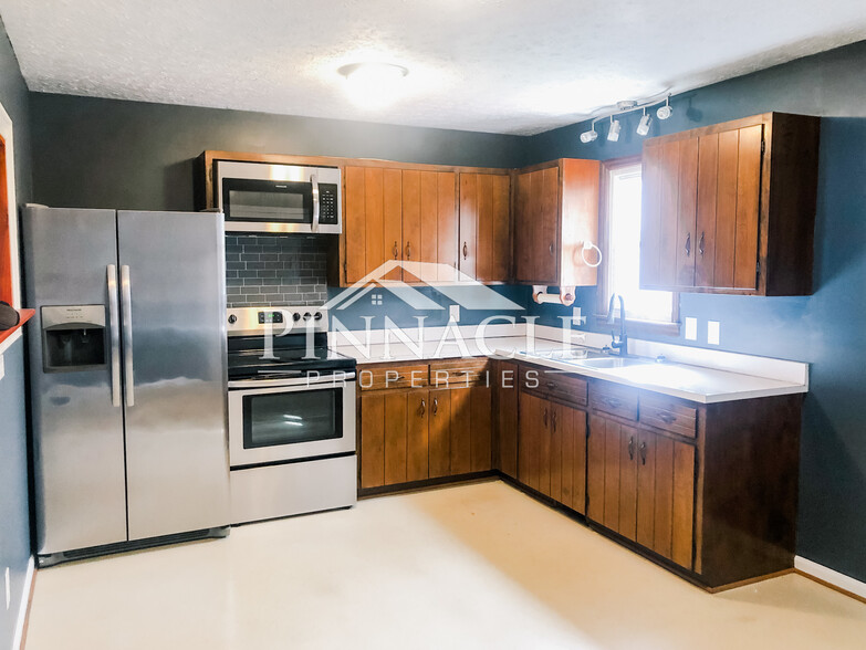 Kitchen - 103 Tomahawk Dr